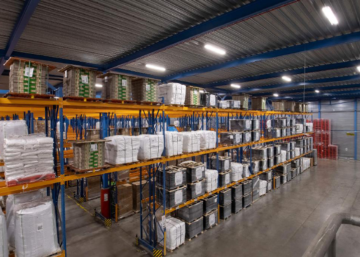 warehouse zonder logo warehouse vol met dozen in 4 meter hoge schapen van Sahar Logistic